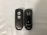 スマートキーを装備しています。鍵を差し込むことなくドアロックの開け閉めと、スタートボタン操作でのエンジンスタートができます。スペアキーも同じものを用意しております。