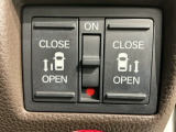 左右両側パワースライドドアが付いています。ワンタッチで簡単にお子様でも、お年寄りの方でも、開閉できますからとても便利です。キーレスや車内スイッチでも自動でドアの開閉ができます。