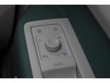 狭い場所も苦になりません。電動格納ドアミラー装備。電動格納ドアミラードアミラー調整スイッチ