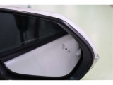 BSMを装備。さらに、バック出庫の際に左右からの接近車両を検知するRCTA、後方状況をカメラで検知し注意喚起するRCDがミラーのインジケーターの点滅と警報音で警告して安全確認をサポートしてくれます。