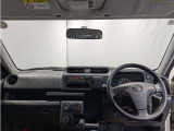 シンプルながら機能性あふれる運転席周りです。 使いやすいスイッチ類の配置によりとても運転しやすいですよ。