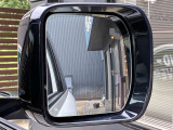 【ブラインドスポットアシスト】車線変更時に目視できない車を検知すると、検知した側のミラーに警告ライトが点灯。更にステアリングを制御し、アシストします。