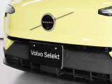 エンジンを搭載しないBEVモデルのため、フロントグリルのないスッキリとしたデザインです またボルボエンブレムにはフロントカメラが搭載済みです
