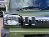 LEDヘッドライトは、本当に明るくて安全です。暗い夜道からお客様を守ってくれます。運転しやすいですし、自慢にもなるかも?黄色いハロゲンライトと見比べてください。