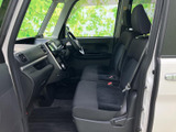 運転席周りは、使いやすさを重視した設計。操作しやすい位置にスイッチが配置されています。快適な運転をサポートします。