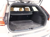 開口部のへりからフラットになっているため、荷物の乗せ降ろしもスムーズにできます。後席の背もたれは60:40分割式ですので、乗せたい荷物の大きさや量に合わせて使い分けることができます。