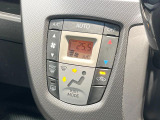 【オートエアコン】一度お好みの温度に設定すれば、車内の温度を検知し風量や温度を自動で調整。暑い&hellip;寒い&hellip;と何度もスイッチ操作をする必要はありません。快適な車内空間には必須の機能ですね♪