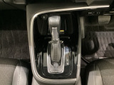 「e:HEV」は、モーター走行を中心にしながら電気エネルギーやエンジン動力を効率よく使い分けることができる賢いハイブリッドシステムです。サイドブレーキはスイッチ操作の電子制御パーキングブレーキです