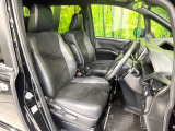 運転席まわりには十分なスペースがあり、大柄な方でもゆったり運転していただける環境です。