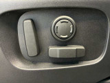 【電動シート】シートポジションは電動にて微調節が可能になります。