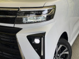 【LEDヘッドライト】悪天候や夜間走行時も良好な視界を確保し安心して運転できる高輝度LEDヘッドライトを装備!点灯速度が早く、消費電力も抑えられています。