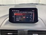 ハンドル操作をアシストすることにより車線からの逸脱回避を支援します。