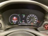 ハイブリット車専用のメーターです。右側の大型スピードメーターに加え、ステアリングスイッチを使って左のマルチインフォメーション・ディスプレイで燃費や動力伝達などの情報が見れるようになっています。
