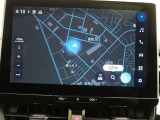 ディスプレイオーディオ(コネクティッドナビ対応)PLUS搭載。T-Connectご契約で2029年11月まで無償で利用できるナビ(期限到来後は有償)と、解約後も利用できる車載ナビが搭載されています。