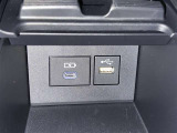 充電用USB端子付き。スマートフォンなどの充電に便利です。