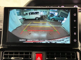 【バックカメラ】 駐車時に車両後方の様子を見ることができるので、運転の不安を軽くします。