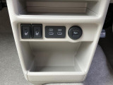 運転席と助手席シートには寒い日に重宝するシートヒーターを装備!スマホなどの充電やカーアクセサリーへの給電に便利なUSB充給電用ソケットを装備!