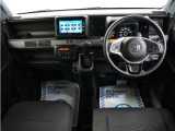 運転にかかわる様々な操作を安全に行えるように視点移動が少なく、操作性に配慮されたスイッチ類が凝縮されたコクピットです。