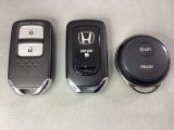 スマートキーを装備しています。鍵を差し込むことなくドアロックの開け閉めと、スタートボタン操作でのエンジンスタートができます。加えて、純正リモコンエンジンスターター用の操作キーもついています。