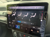 運転席・助手席の温度調節を個々に設定できるデュアルゾーンオートエアコンを装備しております。
