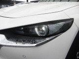 アダプティブLEDヘッドライトは30km/h以上で前方・対向車の部分のみ減光して照射することで相手ドライバーをまぶしくさせることなく明るい視界を確保し、95km/h以上ではヘッドランプの照射角度を上に