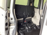 後席の座面をはねあげると、後席のあったスペースがそのまま高さのある荷室空間に!背の高い荷物も横にせずそのまま積み込めます。もちろん左右片方だけのアレンジも可能です。