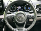 握りやすいステアリングは、運転の楽しさを向上させます。オーディオ操作やハンズフリー通話など、便利な機能も搭載。運転操作をサポートします。