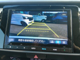 バック駐車が苦手な方や、初めてのお車で不安な方も安心。後方の映像をナビ画面に表示するため、周囲を確認しながらスムーズに駐車できます。