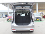 バックドアは上開き跳ね上げ式で、開口も広め!スムーズな荷物の出し入れでアウトドアも楽しくなりそう♪