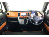 【まるまるクリーニング】内装工程では、中古車を気持ちよくお乗りいただけるよう清掃しております。シートの洗浄はもちろん、ニオイの元となるフロアカーペットまで洗浄・消臭を実施。