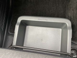 助手席にはアンダートレイも備えちょっとした収納に便利です。