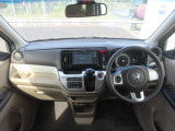 【インパネ周り】広々とした視界性の良い運転席です。ゆったりとした快適な乗り心地で運転できます。ベージュ&times;ブラウンのインテリアカラーで、上質な仕立てに、広々とした心地よい空間を演出しています。