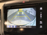リバースギアに入れるだけで後方の表示へ切り替わります。夜間や雨の日の駐車も楽になりますよ。