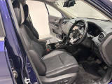 運転席には電動シートリフター機能が付いているので自然な運転姿勢がとれ、快適に運転ができます