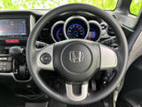 握りやすいステアリングで、運転操作を快適にサポートします。スムーズなハンドリングで、運転の楽しさを向上させます。