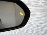 隣車線を走る車両をレーダーで検知し、ドアミラーでは確認しにくい後側方エリアに存在する車両に加え、急接近してくる車両も検知します。車両を検知するとドアミラーに搭載されたLEDインジケーターが点灯します。