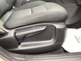 運転席にはドライバーの体型や好みに応じて前後方向だけでなく、高さの調整ができるシートリフターを装備!