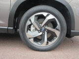 右前 18インチアルミホイール タイヤサイズは、225/55R18です。「*ホイールロックナットは展示用です」