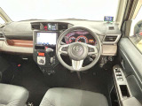 運転席まわりです。 各操作スイッチは使いやすい位置に配置されてます。
