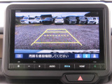 リバース時にはリアカメラにより後方の確認も可能です。「ノーマル・ワイド・トップダウンビュー」の3つから状況に合わせて切り替え可能です。