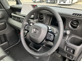 握りやすい形状で、長時間の運転でも疲れにくいステアリング。操作性にも優れ、快適なドライビングを実現します。