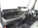 ★助手席周辺★ダッシュボードに収納量豊富なBOXがあり、いつもすっきりとした車内!ほしい場所にちょうど良い収納を備えています。大きなフロントガラスによって見晴らしも良く快適な座り心地となっております!