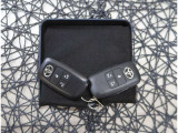 【スマートキー】キーをバッグやポケットに入れたままでもドアロックの開閉が出来るほか、エンジンキーを挿さなくてもエンジンスタートストップが出来ます。