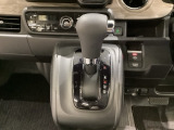 CVT車のセレクトレバーです。低速から高速まで、変速ショックのないスムーズな走りを実現するとともに、エンジン効率のよい領域を維持することで燃費にも貢献します。