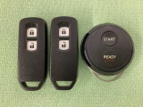 スマートキーを装備しています。鍵を差し込むことなくドアロックの開け閉めと、スタートボタン操作でのエンジンスタートができます。加えて、純正リモコンエンジンスターター用の操作キーもついています。