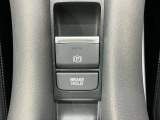 電動パーキングブレーキ、信号待ちや渋滞時などブレーキを踏み続ける場合に比べて足腰の疲労が軽減されるオートブレーキホールド付きです!