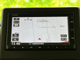 見やすい地図表示で、目的地への道案内をスムーズに。渋滞情報も確認でき、効率的なルート選択をサポートします。初めての場所でも安心してお出かけいただけます。