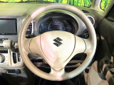 インテリアに合わせたデザインのステアリングは、運転される方のことも考え、運転しやすい形状、大きさです。是非一度、実際に触ってお確かめください。