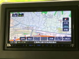 鮮明な地図表示で、目的地までスムーズに案内。運転に集中できる安心感があります。