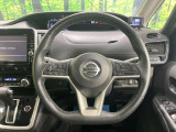 インテリアに合わせたデザインのステアリングは、運転される方のことも考え、運転しやすい形状、大きさです。是非一度、実際に触ってお確かめください。
